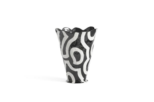 Eine schwarz-weiße Vase mit einem abstrakten Muster steht vor einem weißen Hintergrund.