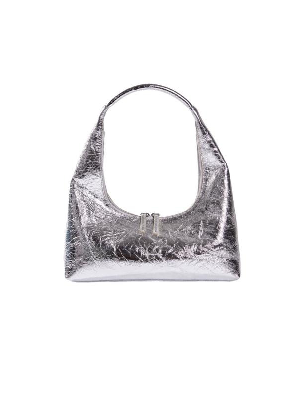 Eine silberne Handtasche mit Reißverschluss vor einem weißen Hintergrund.
