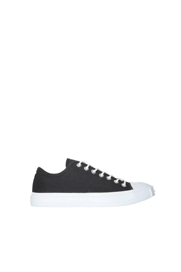 Ein schwarzer Stoffschuh mit weißen Schnürsenkeln und weißer Sohle.