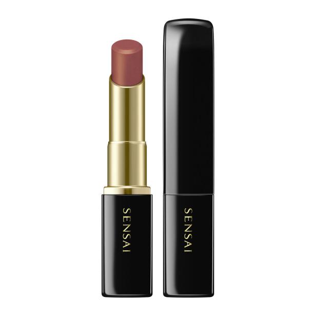 Ein geöffneter Lippenstift der Marke Sensai neben seiner schwarzen Hülle.