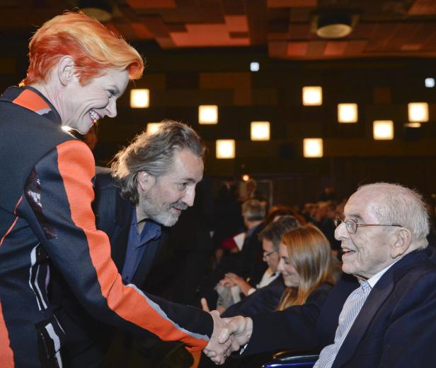 Tilda Swinton und Jean-Louis Trintignant geben sich die Hand.