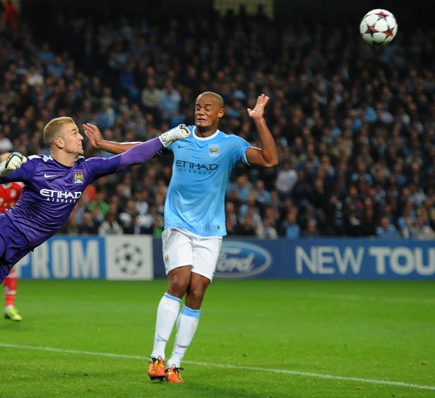 Ein Fußballspieler von Manchester City köpft den Ball vor dem Torwart.