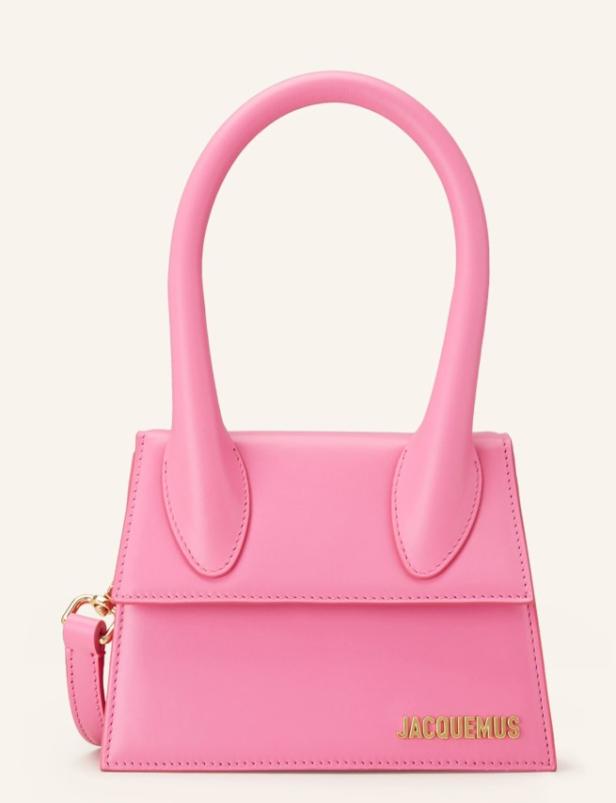 Eine kleine, pinkfarbene Handtasche der Marke Jacquemus.