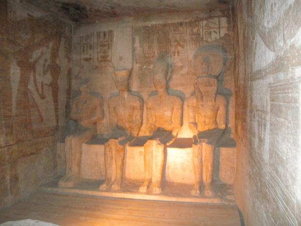 Das Sonnenlicht fällt ins Heiligtum von Abu Simbel und beleuchtet dort drei der vier Götter.