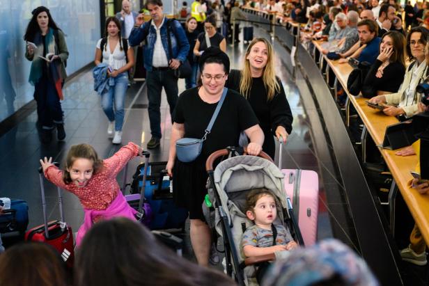 Passagiere kommen erleichtert in Wien an