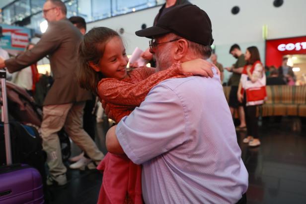 139 Österreicher nach Evakuierungsflug gelandet: "Das ist der zweite Holocaust"