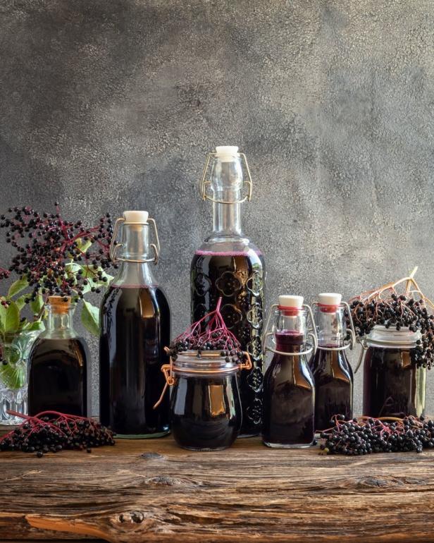 Hollundersirup in Flaschen.