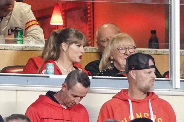 Football: Glücksbringer Swift unterstützte angeblichen neuen Freund im Stadion