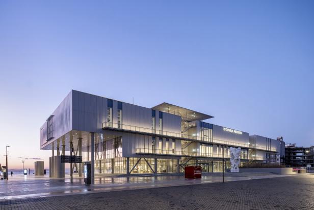 Das Istanbul Modern Kunstmuseum bei Dämmerung.