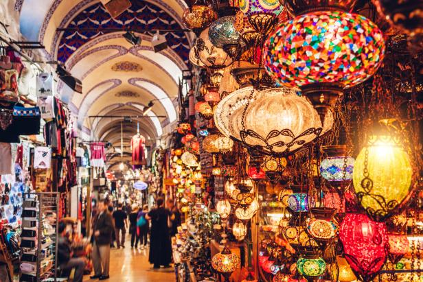Der Große Basar in Istanbul ist voller bunter Lampen und Textilien.