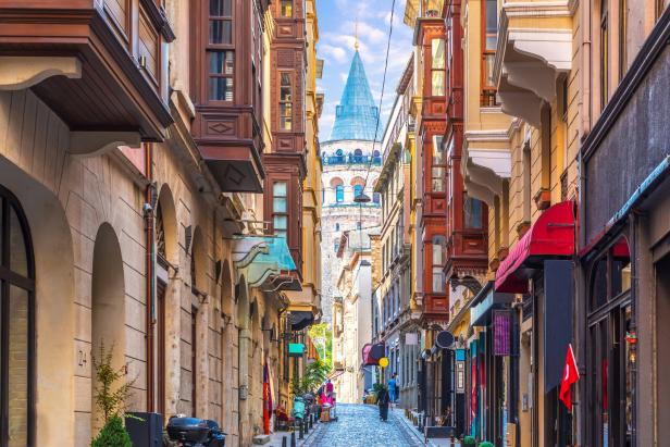 Blick durch eine Gasse in Istanbul auf den Galataturm.