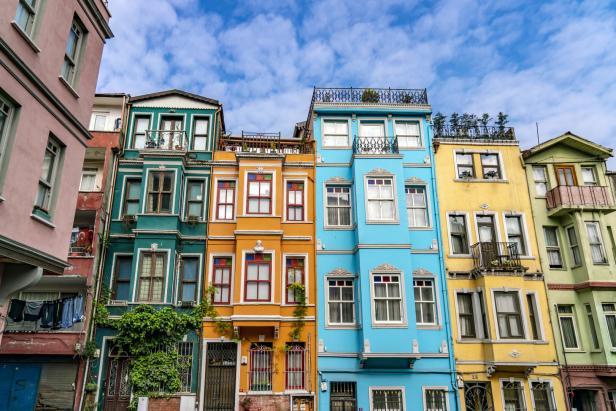 Bunte Häuserfassaden in Istanbul unter einem blauen Himmel.