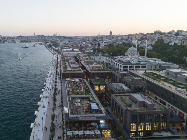 Luftaufnahme von Istanbul mit Blick auf die Küstenlinie und moderne Gebäude entlang des Wassers.