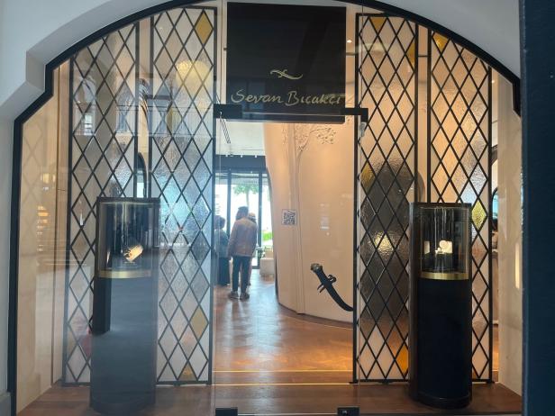 Ein Schaufenster des Juweliers Sevan Bıçakçı mit Schmuck in Vitrinen.