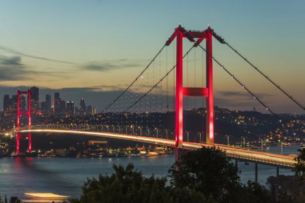 Die beleuchtete Bosporus-Brücke in Istanbul bei Dämmerung.