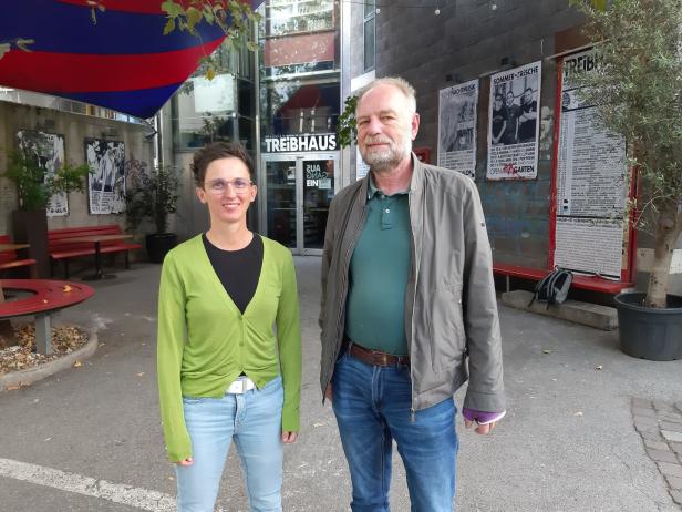 Politologin Lorey Hayek und Soziologe Markus Schermer vor dem Treibhaus in Innsbruck.