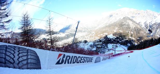 FIS Ski-Weltcup - Sponsor-Image - Bridgestone - Pisten-Bande Eine Skipiste mit Werbebanden von Bridgestone im verschneiten Gelände.