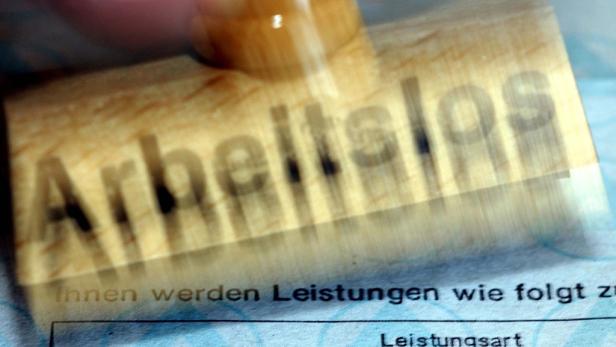 Ein Stempel mit dem Wort „Arbeitslos“ liegt auf einem Dokument.