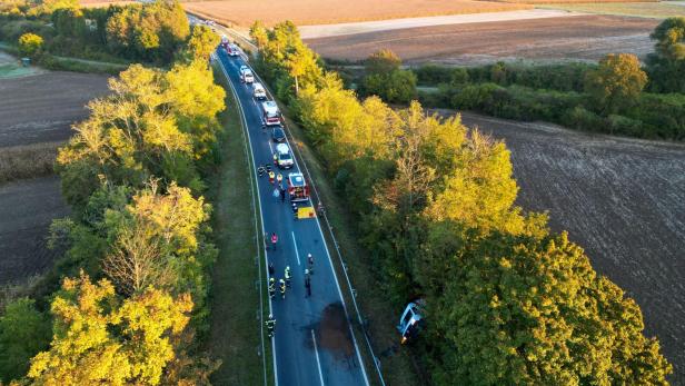 Schlepper-Unfall im Burgenland: Fahrer flüchtete und rammte Polizeiauto