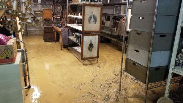 Antiquitätengeschäft unter Wasser: Rohrbruch in der "Glasfabrik"