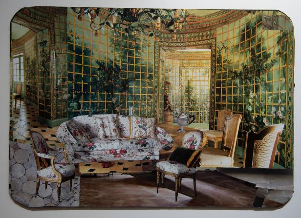 Ein Wohnzimmer mit floralen Möbeln und Wänden mit Rankenmuster.