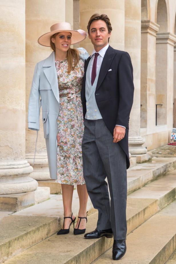 Prinzessin Beatrice und ihr Ehemann Edoardo Mapelli Mozzi posieren für ein Foto.