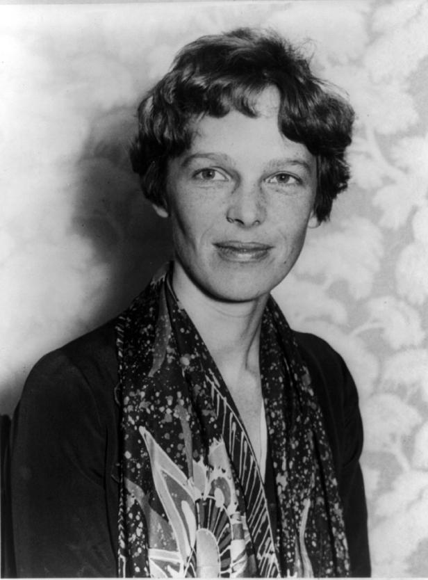 Ein Porträt von Amelia Earhart mit einem gemusterten Schal.