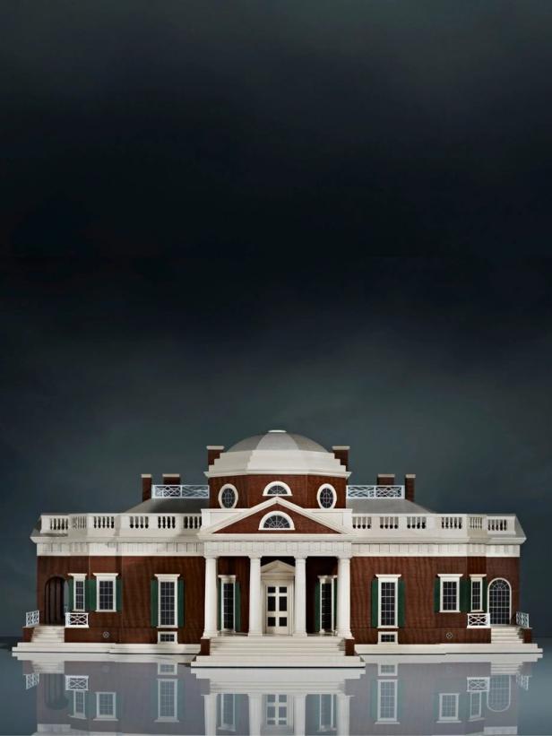 Das Herrenhaus Monticello, der ehemalige Wohnsitz von Thomas Jefferson, spiegelt sich im Wasser.