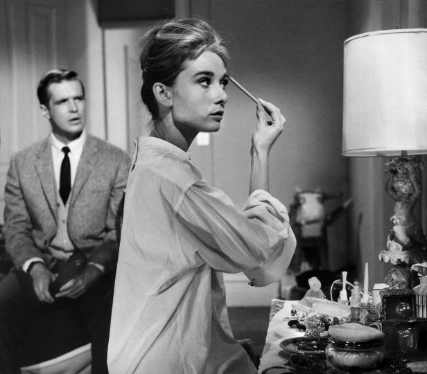 Audrey Hepburn schminkt sich in einer Szene aus „Frühstück bei Tiffany“.