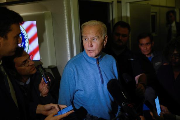 US-Präsident Joe Biden spricht mit Journalisten am Rückweg von Israel. 