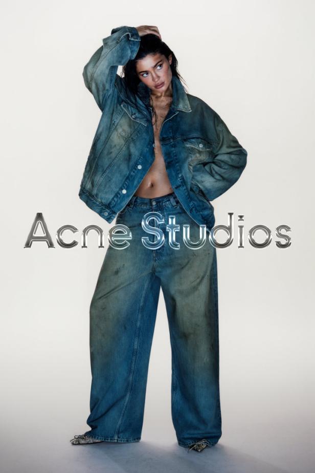 Eine Frau posiert in einem Denim-Outfit von Acne Studios.