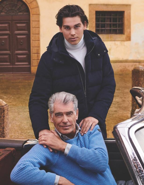 Pierce Brosnan posiert mit seinem Sohn in einem Auto.