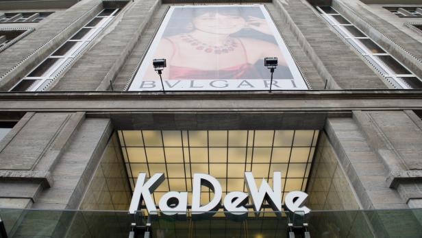 Das KaDeWe in Berlin mit einer Bulgari-Werbung an der Fassade.