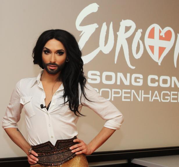 Conchita Wurst posiert vor einem Hintergrund des Eurovision Song Contest in Kopenhagen.