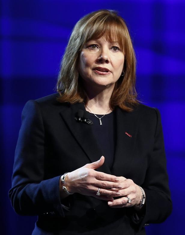 Mary Barra, CEO von General Motors, spricht vor einem blauen Hintergrund.