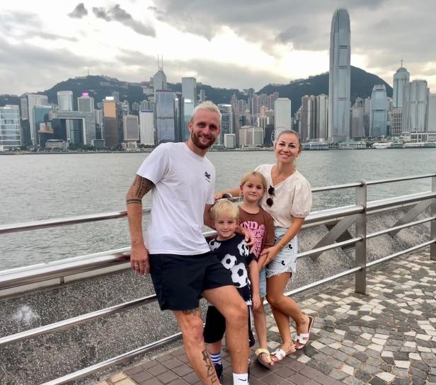 Jakob Jantscher mit Familie vor der Hongkonger Skyline