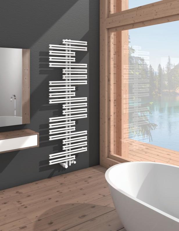 Ein Badezimmer mit einem modernen Heizkörper und Blick auf einen See.