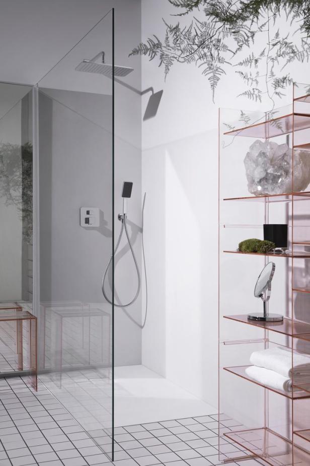 Ein modernes Badezimmer mit Dusche und einem Regal mit Kristallen und Dekorationen.