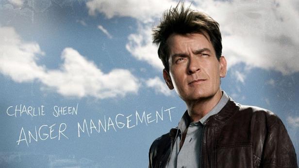 Ein Porträt von Charlie Sheen vor einem Himmel mit dem Schriftzug „Anger Management“.