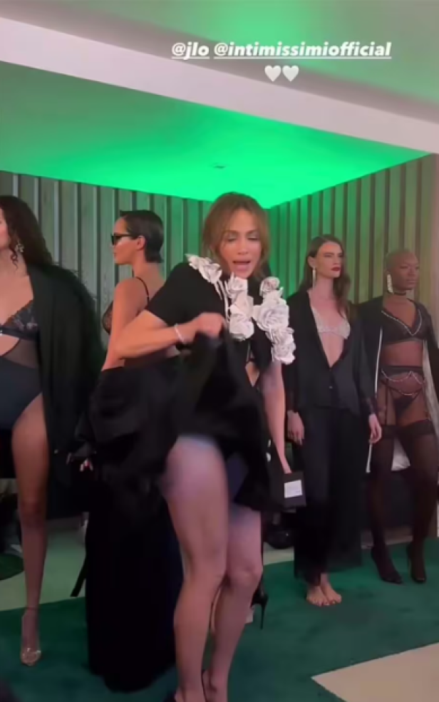 Hoch das Kleid: Jennifer Lopez zeigt Unterhose bei Modenschau