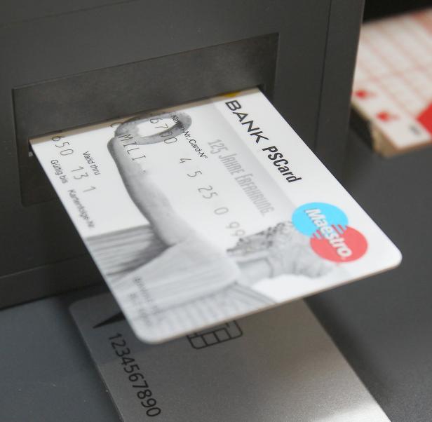 Eine Bank PSCard steckt in einem Kartenlesegerät.