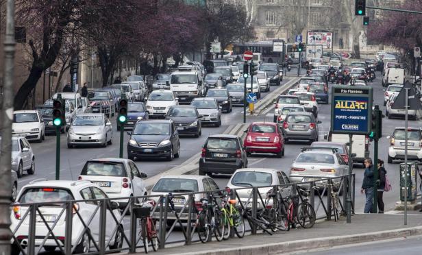 Starker Straßenverkehr in einer italienischen Stadt.