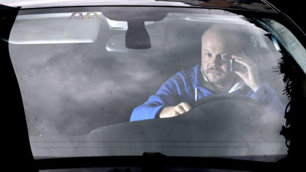 Ein Mann telefoniert während der Fahrt im Auto.