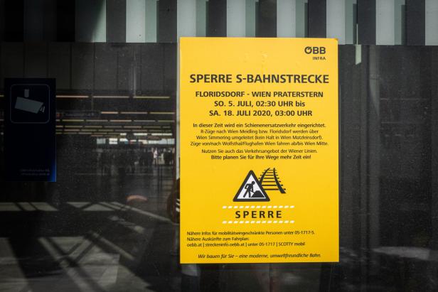 Ein Zettel informiert über eine S-Bahn-Sperre 2020