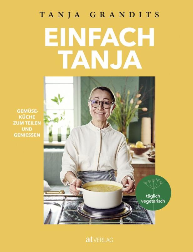 Das Cover des Kochbuchs „Einfach Tanja“ von Tanja Grandits zeigt die Autorin am Herd.