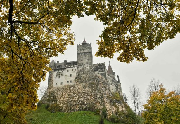 Blick auf Schloss Bran in Rumänien, das auf einem Felsen thront.