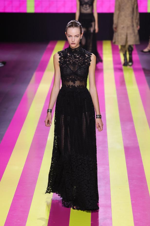 Ein Model präsentiert ein schwarzes Spitzenkleid für Dior Frühling/Sommer 2024.
