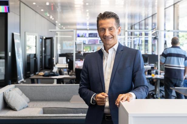ORF-Generaldirektor Roland Weißmann im neuen multimedialen ORF-Newsroom