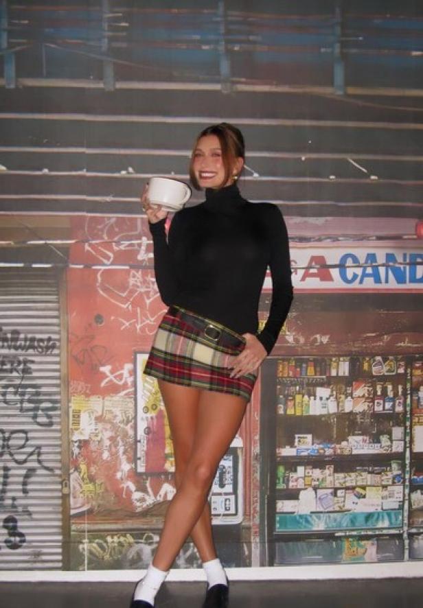 Hailey Bieber im karierten Minirock.