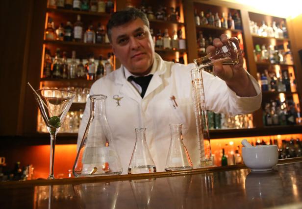 Heinz Kaiser mixt in „Dino's Bar“ mit Messzylinder und Kolben einen Drink.